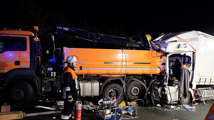 Am Mittwochmorgen ist ein Lkw  auf der A9 auf ein Baustellenfahrzeug gekracht. Der Lkw-Fahrer wurde eingeklemmt und schwer verletzt. NEWS5 / Grundmann