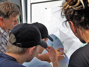Bauamtsmitarbeiter Peter Borst (links) bei der Planung des Skater-Square mit Jugendlichen. Fotos: Sigismund von Dobschütz
