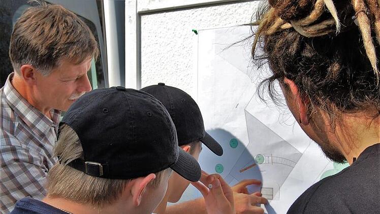 Bauamtsmitarbeiter Peter Borst (links) bei der Planung des Skater-Square mit Jugendlichen. Fotos: Sigismund von Dobschütz