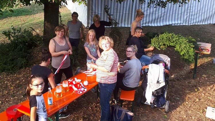 Fleißige Helfer beim Kranzbinden. Foto: Carmen Schwind