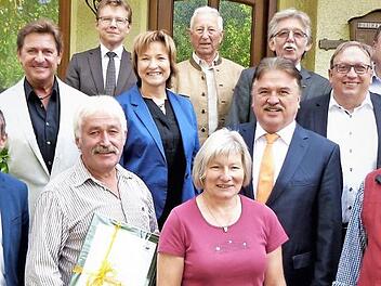 Anlässlich seines 65. Geburtstags wurde Reinhard Kortschack mit der Ehrennadel in Platin der Freien Wähler ausgezeichnet. Unser Bild zeigt den Jubilar inmitten seiner Parteifreunde mit (vorne, von links) MdL Thorsten Glauber, Ehefrau Renate Kortschack und stellvertretendem Bürgermeister Hermann Popp. Foto: Werner Reißaus