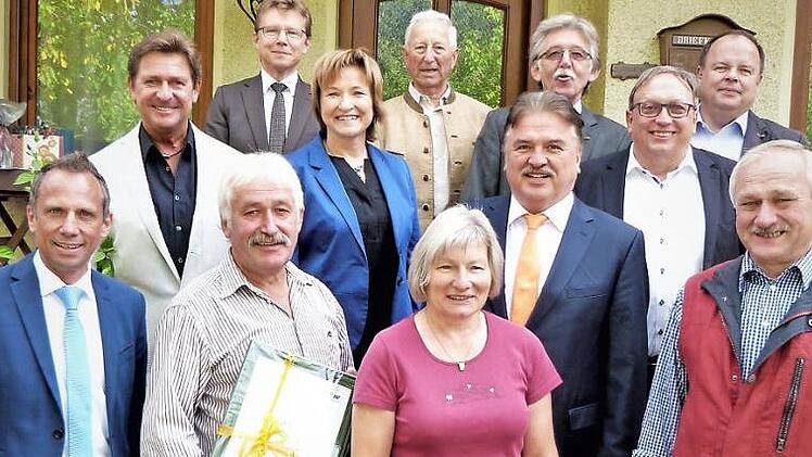 Anlässlich seines 65. Geburtstags wurde Reinhard Kortschack mit der Ehrennadel in Platin der Freien Wähler ausgezeichnet. Unser Bild zeigt den Jubilar inmitten seiner Parteifreunde mit (vorne, von links) MdL Thorsten Glauber, Ehefrau Renate Kortschack und stellvertretendem Bürgermeister Hermann Popp. Foto: Werner Reißaus