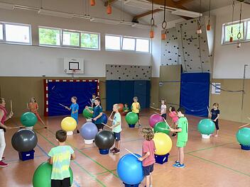 Kinder trommeln mit Annette Hannawacker.Foto: Angelika Silberbach