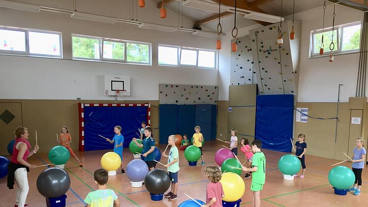 Kinder trommeln mit Annette Hannawacker.Foto: Angelika Silberbach