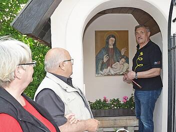 Sie freuen sich über die gelungene und rechtzeitige Restaurierung des Marienbildes in der Marienkapelle im idyllischen Kleinod "Schrepfersruh" in Friedrichsburg: (von links) Gertraud und Hans Schrepfer (Erbauer der Marienkapelle) und der ehrenamtlich engagierte Restaurator des Marienbildes Georg Hummel.  Foto: Karl-Heinz Hofmann