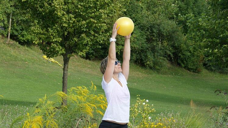 Auf großes Interesse stieß Fitnesstrainerin Sonja Förtsch mit ihrem erstmaligen Angebot "Trocken und nass - Fitness-Spaß" im Eltmanner Freibad.
