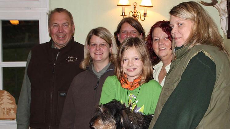 Und das sind die Humburgs: Vater Harm Humburg (von links), Tochter Julia, Tochter Kerstin (hinten), Enkelin Katharina, Mutter Elvira, Tochter Meike und... natürlich Dackel Anni! Eine Tochter fehlt übrigens auf dem Bild: Andrea.