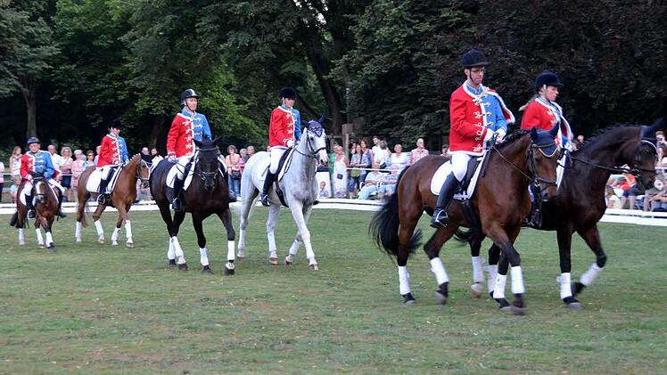 Bei der Quadrille des Reitervereins im Luitpoldpark.  Foto: Peter Rauch