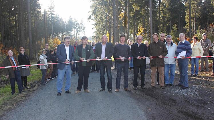 Vertreter aus Politik und Wirtschaft sowie aus dem Staatsforst waren dabei, als der Wald- und Naturlehrpfad eröffnet wurde. Foto: Veronika Schadeck