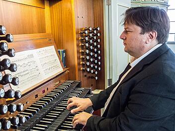 Markus Ewald gestaltete den Abschluss der "Musik zur Marktzeit" in der Coburger Morizkirche. Foto: Jochen Berger