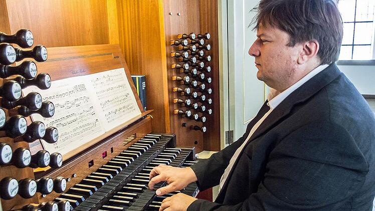 Markus Ewald gestaltete den Abschluss der "Musik zur Marktzeit" in der Coburger Morizkirche. Foto: Jochen Berger