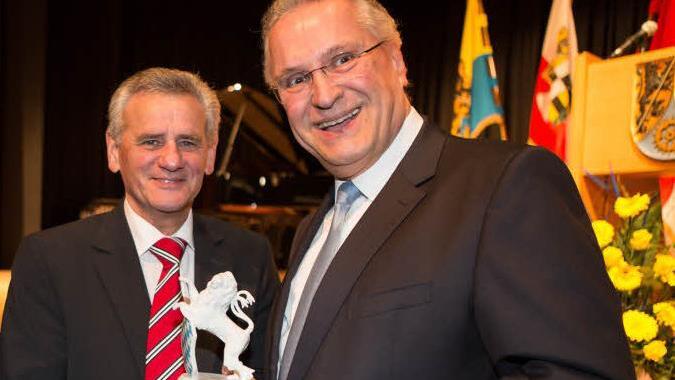 Bayerns Innenminister Joachim Herrmann (r.) verabschiedete Oswald Marr als Kronacher Landrat. Foto: Barbara Herbst