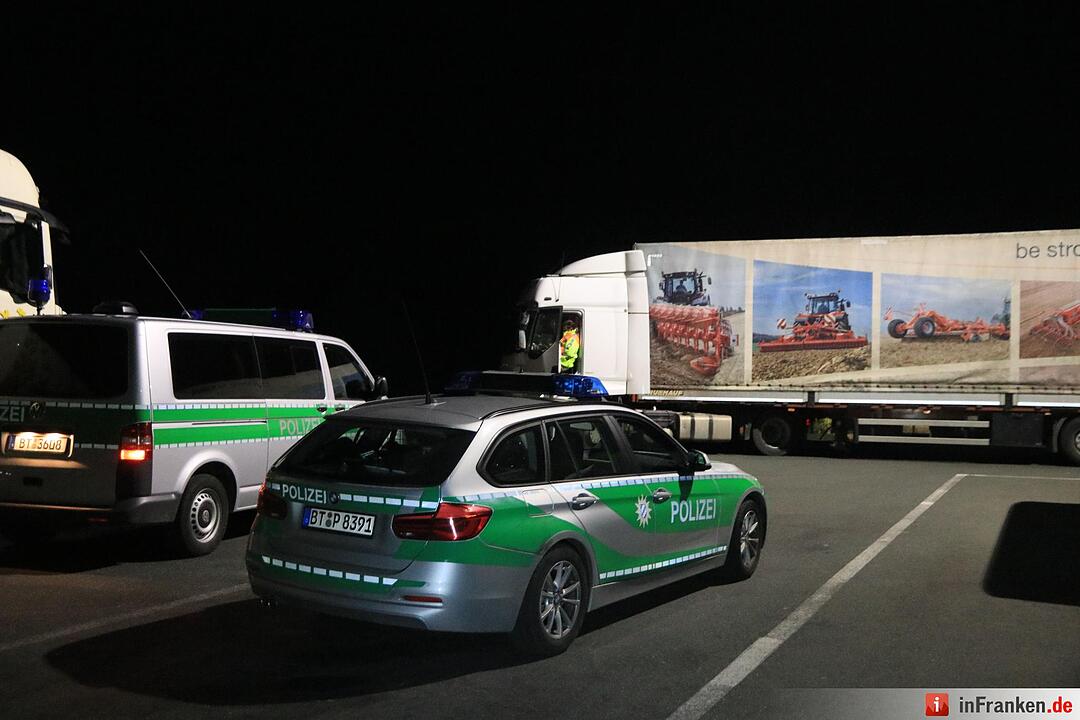 A3 bei Schlüsselfeld:  Polizei entdeckt sieben Flüchtlinge in Sattelauflieger