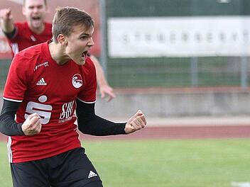 Niklas Ehrlich jubelt über das späte Ausgleichstor gegen die TG Höchberg; im Hintergrund Daniel Kimmel. Foto: Timo Geldner