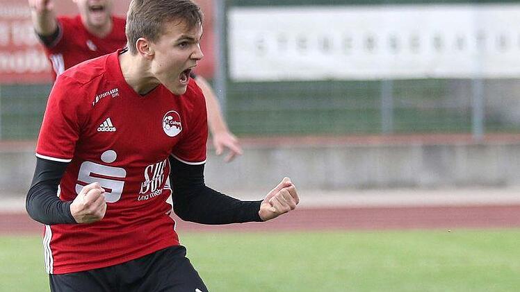 Niklas Ehrlich jubelt über das späte Ausgleichstor gegen die TG Höchberg; im Hintergrund Daniel Kimmel. Foto: Timo Geldner