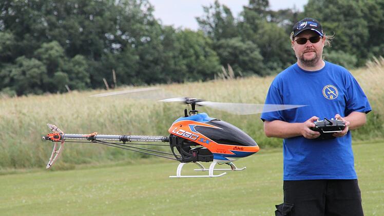 Roy Schneider aus Burgkunstadt mit seinem Hubschrauber im Schwebflug. Foto: Stephan Stöckel