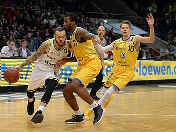 Mit starken 32 Punkten war Medi Bayreuths Shooting Guard Gabe York (links) maßgeblich am Erfolg der Bayreuther in Braunschweig beteiligt. Besonders im dritten Viertel blühte York auf und steuerte 15 Zähler zum 100:75-Kantersieg bei.  Foto: Peter Mularczyk