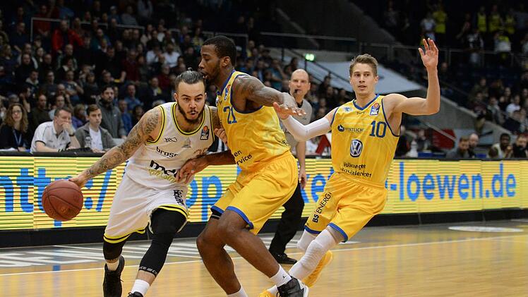 Mit starken 32 Punkten war Medi Bayreuths Shooting Guard Gabe York (links) maßgeblich am Erfolg der Bayreuther in Braunschweig beteiligt. Besonders im dritten Viertel blühte York auf und steuerte 15 Zähler zum 100:75-Kantersieg bei.  Foto: Peter Mularczyk
