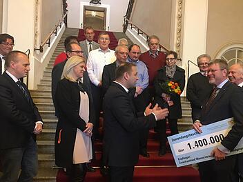 Jürgen Baumgärtner hat am Donnerstag aus den Händen von Umweltminister Marcel Huber einen ersten Förderbescheid über 1,4 Millionen Euro erhalten.  Mit im Bild sind unter anderem Verbandsräte der Frankenwaldgruppe.privat