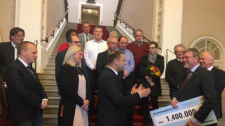 Jürgen Baumgärtner hat am Donnerstag aus den Händen von Umweltminister Marcel Huber einen ersten Förderbescheid über 1,4 Millionen Euro erhalten.  Mit im Bild sind unter anderem Verbandsräte der Frankenwaldgruppe.privat