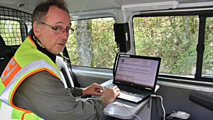 POK Seufert, bei der Polizei-Inspektion Ebern Spezialist für Schwerverkehrskontrollen, überprüft mit einem Kontrollprogramm Lenkzeiten und Ruhepausen eines Fahrers, bei dem einige Verstöße festgestellt wurden.Helmut  Will