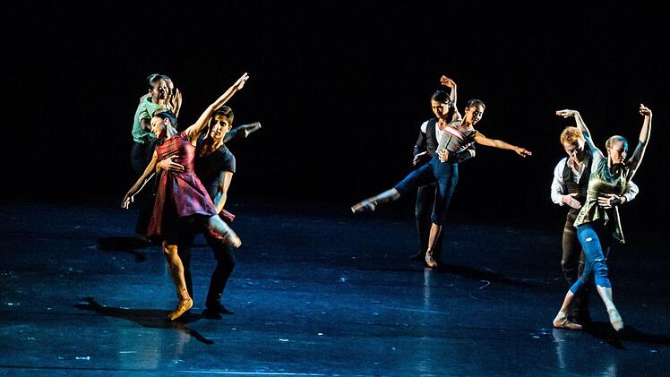 Reichlich Applaus gab es bei der Ballett-Gala im Landestheater Coburg. (Bas Mr. LAwrence")llett Coburg mit einer Szene aus "Merry ChristmanFoto: Jochen Berger