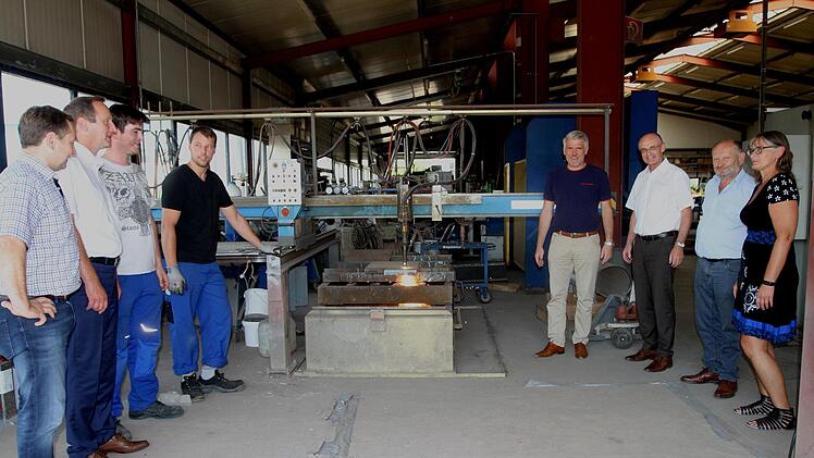 Über den Produktionsablauf informierten sich (von links) Udo Fenn, Bürgermeister Michael Ziegler und Sebastian Fenn sowie MdL Steffen Vogel, Landrat Wilhelm Schneider, Bernhard Fenn und Andrea ZengleinGünther Geiling