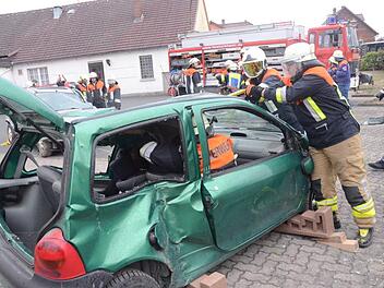 Zwei total demolierte und ineinander verkeilte Fahrzeuge mussten völlig zerlegt werden, um die Insassen zu befreien. K.- H. Hofmann
