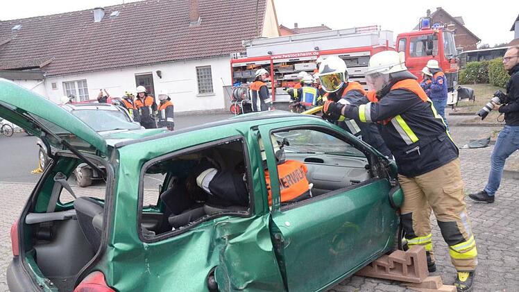 Zwei total demolierte und ineinander verkeilte Fahrzeuge mussten völlig zerlegt werden, um die Insassen zu befreien. K.- H. Hofmann