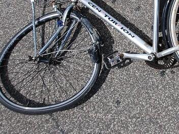 Ein Pullover geriet in die Speichen, ein 12-J&auml;hriger st&uuml;rzt in Selb ungl&uuml;cklich und wird im Gesicht verletzt. Symbolbild: AndersAndersen/pixabay.com