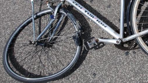 Ein Pullover geriet in die Speichen, ein 12-J&auml;hriger st&uuml;rzt in Selb ungl&uuml;cklich und wird im Gesicht verletzt. Symbolbild: AndersAndersen/pixabay.com