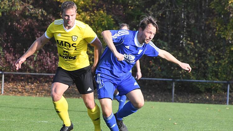 Beim Derby im vergangenen Jahr brachte Thulbas Julian Wüscher (links) Niklas Markart vom TSV Münnerstadt noch ins Stolpern. Diesmal fehlt Wüscher höchstwahrscheinlich. Doch die Frankonen gehen gegen ersatzgeschwächte Münnerstädter als Favoriten ins Spiel.Archiv/Hopf