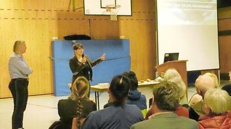 Der Vortrag der beiden Arch&auml;ologinnen stie&szlig; auf so gro&szlig;es Interesse, dass 100 zus&auml;tzliche Sitzpl&auml;tze in der Schulturnhalle bereitgestellt werden mussten.