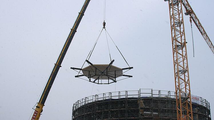 Präzisionsarbeit für die Dachspinne des Globe-Neubaus: so schwebt die tonnenschwere Konstruktion ins Innere - vom Abheben bis zum Andocken getragen von einem riesigen Autokran.Foto: Jochen Berger