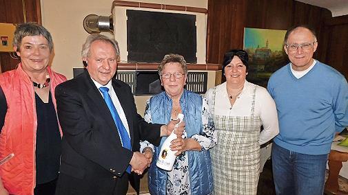 Jubilarin Annerose Weimann (Mitte) zusammen mit Tochter Birgit (rechts daneben), VdK-Ortsverbandsvorsitzendem Bernd Seiler (Zweiter von links), dessen Stellvertreterin Sigrid Michel und Hans Kolb, einem langjährigen Bekannten