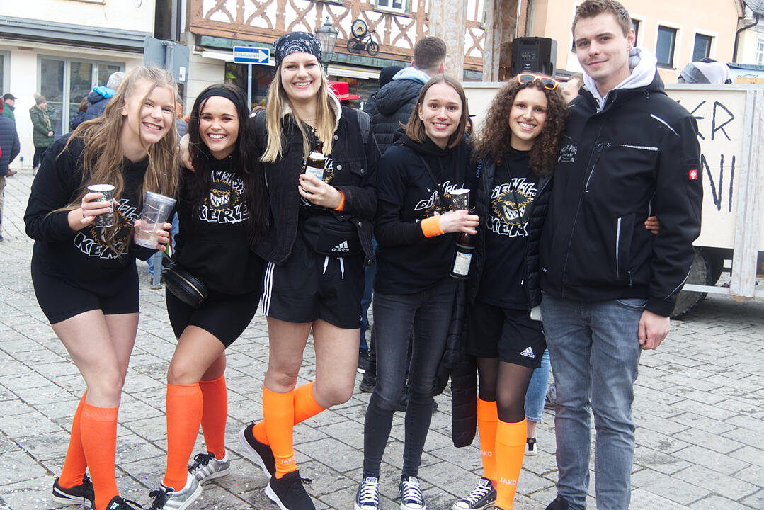 Bunter Zug durch die Straßen mit Finale am Marktplatz