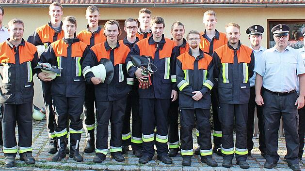 Die Pr&uuml;fer sowie erster Vorsitzender Sebastian Sommer gratulierten den Floriansj&uuml;ngern zur bestandenen Pr&uuml;fung.