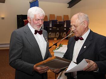 Heinz Ulm (r.) dankt dem Ehrenchorleiter Heinrich Link. Foto: Franz Galster