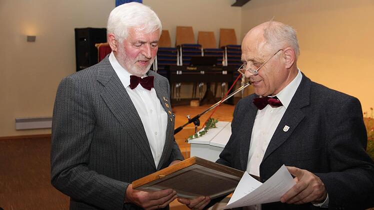 Heinz Ulm (r.) dankt dem Ehrenchorleiter Heinrich Link. Foto: Franz Galster