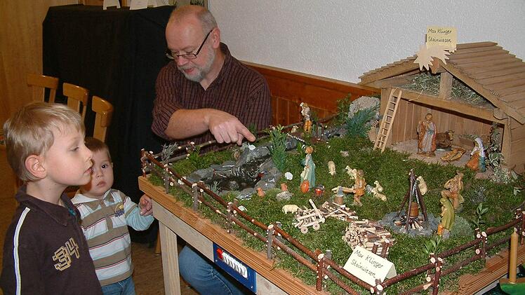 Jung und Alt ließen sich die Krippenausstellung in Nurn nicht entgehen. Soeben betrachten Opa Peter und seine Enkel Leon und Luis eine Krippe.   Foto: Hans Franz