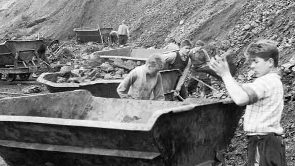 In den 50er Jahren mussten schwer erziehbare Buben im Basaltsteinbruch bei Voccawind arbeiten (rechtes Bild).