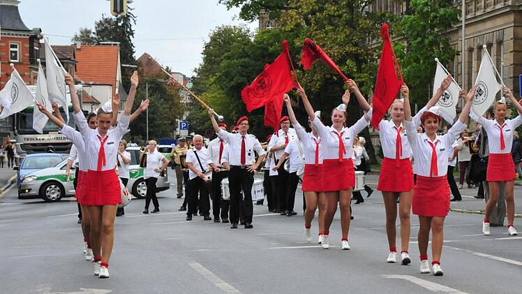 Auftakt mit Fahnen: Die Zapfendorfer Mädchengarde marschiert voran. Foto: S: Till Mayer