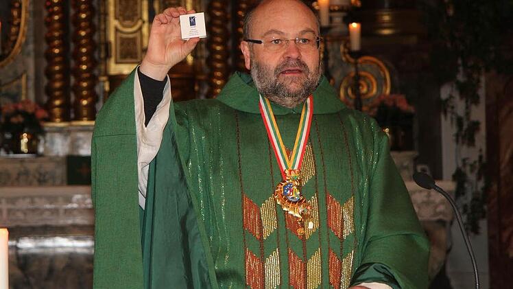 Pfarrer Wolfgang Eßel predigte ohne Narrenkappe und verzichtete auf die Reimform - aber er verteilte Seife für alle, als Mahnung. Foto: Sonja Adam