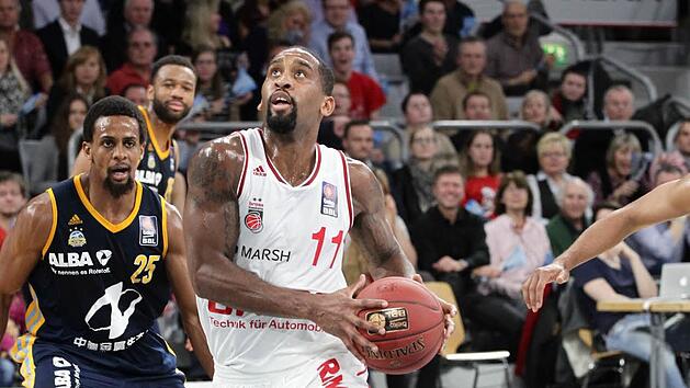 Am 2. Weihnachtsfeiertag ragte Brad Wanamaker (mit Ball) beim klaren Sieg &uuml;ber Berlin mit 21 Punkten, 5 Rebounds und 9 Assists aus einer starken Bamberger Mannschaft heraus. Foto: sportpress