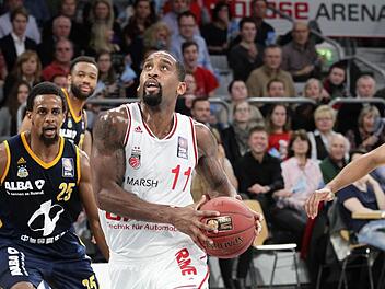 Am 2. Weihnachtsfeiertag ragte Brad Wanamaker (mit Ball) beim klaren Sieg über Berlin mit 21 Punkten, 5 Rebounds und 9 Assists aus einer starken Bamberger Mannschaft heraus. Foto: sportpress