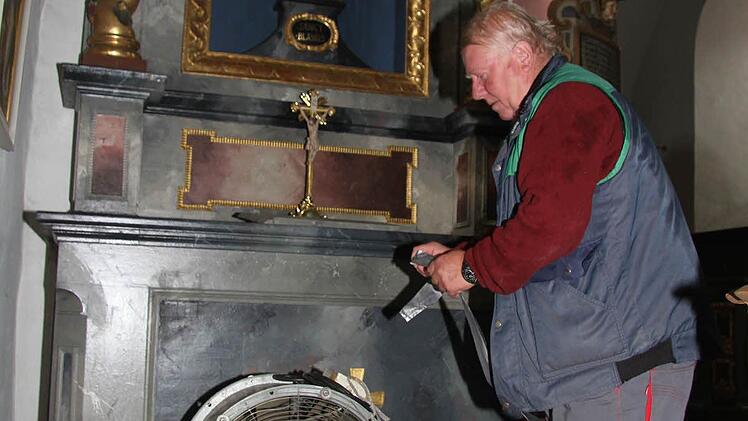 Insgesamt drei Ventilatoren sorgen dafür, dass das Gas auch wirklich überall hinkommt. Brütting baut die Geräte auf. Fotos: Sonja Adam