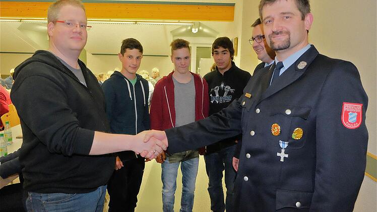 Per Handschlag begrüßte Kommandant Jochen Meder die jungen Neuzugänge: Markus Ziegler, Julian Hergenröther, Maximilian Herold und Andre Ohmert. Foto: Gerd Schaar