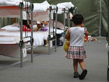 Anfang September 2015: Ein Bus mit 51 Flüchtlingen erreicht Kulmbach, die Menschen (wie dieses syrische Mädchen) finden Aufnahme in der zum Bettenlager umfunktionierten Dreifachturnhalle. Foto: Archiv/Jochen Nützel