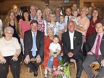 Unser Bild zeigt das Eiserne Paar Eva und Ludwig Ploner (sitzend Bildmitte) zusammen mit (weiter von links) die Zwillingsschwester der Jubilarin Maria, Landrat Klaus Peter Söllner und Bürgermeister Roland Wolfrum im Kreise der Familie und Gratulanten. Foto: Wulf