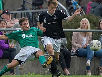 Hartnäckigkeit wird belohnt: Riedenbergs Max Schultheis (links) beackert Strahlungens Stürmer Tim Krais.  Foto: Anand Anders
